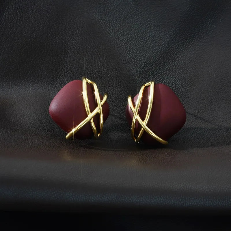 Business high-end deep red fashionable niche earrings, gold wrapped mature sexy ear studs, clothing accessories