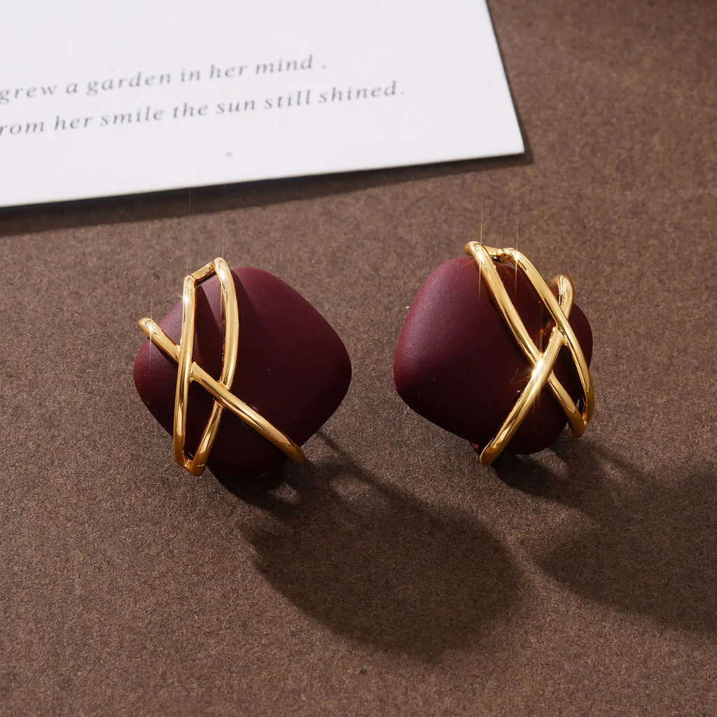 Business high-end deep red fashionable niche earrings, gold wrapped mature sexy ear studs, clothing accessories