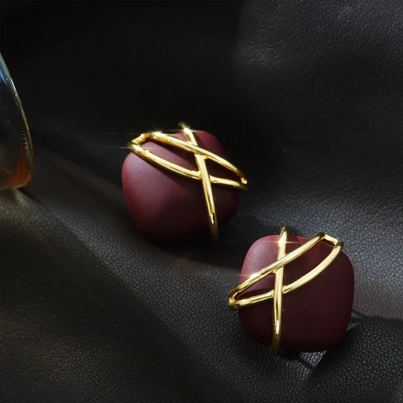 Business high-end deep red fashionable niche earrings, gold wrapped mature sexy ear studs, clothing accessories