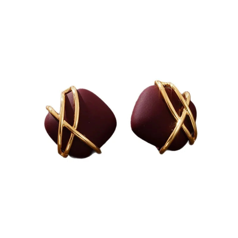 Business high-end deep red fashionable niche earrings, gold wrapped mature sexy ear studs, clothing accessories