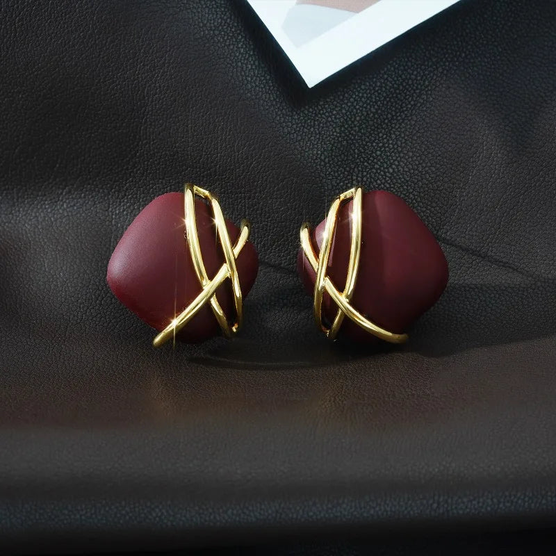 Business high-end deep red fashionable niche earrings, gold wrapped mature sexy ear studs, clothing accessories